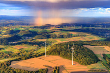 Luftbild von Windpark Merchingen vor einer Regenwand mit Regenbogen in Merzig im Bundesland Saarland, Deutschland