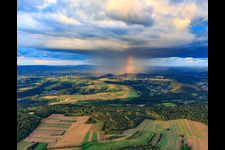 Windpark Merchingen vor einer Regenwand mit Regenbogen in Merzig im Bundesland Saarland, Deutschland von oben