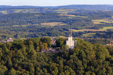 Schaumberg mit Skywalk, Schaumberg Alm und Aussichts- und Fernmeldeturm Schaumbergturm in Tholey im Bundesland Saarland, Deutschland