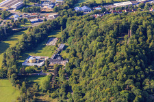 Schloss Dagstuhl mit Leibniz-Zentrum für Informatik,. Schloßgarten und Schlosskapelle unterhalb der Ruinen und Fundamente der Burg Dagstuhl im Wald in Wadern im Bundesland Saarland, Deutschland