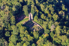 Luftaufnahme von Ruinen und Fundamente der Burg Dagstuhl im Wald in Wadern im Bundesland Saarland, Deutschland