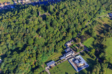 Luftbild von Schloss Dagstuhl mit Leibniz-Zentrum für Informatik,. Schloßgarten und Schlosskapelle unterhalb der Ruinen und Fundamente der Burg Dagstuhl im Wald in Wadern im Bundesland Saarland, Deutschland
