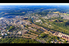 Panorama der Stahlbetriebe an der Saar: Saar-Bandstahl GmbH, Saarschmiede GmbH Freiformschmiede, Saarstahl AG und UNESCO-Weltkulturerbe Völklinger Hütte in Völklingen im Bundesland Saarland, Deutschland