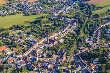 Trierer Straße mit Kath. Kirche Maria Heimsuchung in Heusweiler im Bundesland Saarland, Deutschland
