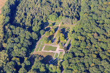 Luftbild von Friedhof Eiweiler im Wald in Heusweiler im Bundesland Saarland, Deutschland