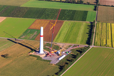 Repowering Windpark Minfeld. JUWI ersetzt vier Altanlagen (GE 1.5) aus 2004 durch zwei neue, modernen Anlagen vom Typ Vestas V162 mit je sechs Megawatt im Bundesland Rheinland-Pfalz, Deutschland vom Flugzeug aus