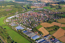 Ortsansicht am Schwarzbach aus SE und Industriegebiet mit Geiß-Möbel, Rocholl GmbH und Helthosi GmbH in Eschelbronn im Bundesland Baden-Württemberg, Deutschland