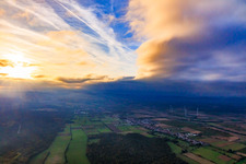 Wolken überm Viehstrich und Bienwald im Herbstabendlicht in Freckenfeld im Bundesland Rheinland-Pfalz, Deutschland