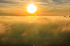 Sonnenuntergang über den Wolken in Steinfeld im Bundesland Rheinland-Pfalz, Deutschland