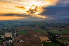 Sonnenuntergang über den Wolken von Osten am Abend in Steinfeld im Bundesland Rheinland-Pfalz, Deutschland
