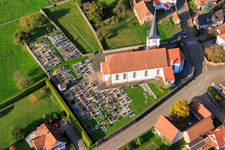 Schrägluftbild von Kirche und Friedhof in Seebach im Bundesland Bas-Rhin, Frankreich