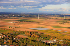 Luftbild von Geothermiekraftwerk Insheim zur Lithiumgewinnung durch die Vulcan Energy GmbH im Hintergrund Rig V20 der Vercana GmbH und der Windpark Offenbach im Bundesland Rheinland-Pfalz, Deutschland
