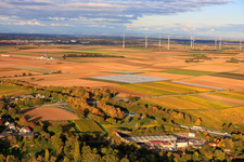 Schrägluftbild von Geothermiekraftwerk Insheim zur Lithiumgewinnung durch die Vulcan Energy GmbH im Hintergrund Rig V20 der Vercana GmbH und der Windpark Offenbach im Bundesland Rheinland-Pfalz, Deutschland
