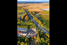 Geothermiekraftwerk Insheim zur Lithiumgewinnung durch die Vulcan Energy GmbH im Hintergrund Rig V20 der Vercana GmbH im Bundesland Rheinland-Pfalz, Deutschland