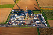 Schrägluftbild von Tiefengeothermie-Bohrung zur Lithiumgewinnung durch die Vulcan Energy GmbH mit Rig V20 der Vercana GmbH in Insheim im Bundesland Rheinland-Pfalz, Deutschland