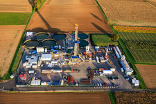 Tiefengeothermie-Bohrung zur Lithiumgewinnung durch die Vulcan Energy GmbH mit Rig V20 der Vercana GmbH in Insheim im Bundesland Rheinland-Pfalz, Deutschland von oben