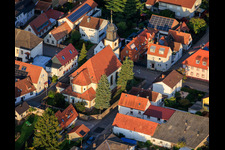 Luftbild von Kirche St. Martin im Ortsteil Mörlheim in Landau in der Pfalz im Bundesland Rheinland-Pfalz, Deutschland