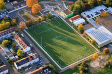 Luftbild von Fußballplatz und Sportheim des FSV Azzurri Landau 1982 e.V im Ortsteil Queichheim in Landau in der Pfalz im Bundesland Rheinland-Pfalz, Deutschland