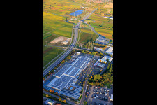 Gillet Baumarkt GmbH und Verlauf der B10 nach Osten mit Ausfahrt Landau/Edesheim in Landau in der Pfalz im Bundesland Rheinland-Pfalz, Deutschland