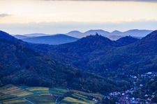 Burgruine Scharfenberg in Leinsweiler im Bundesland Rheinland-Pfalz, Deutschland von oben