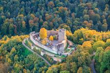 Burg Landeck im Herbst am Abend in Klingenmünster im Bundesland Rheinland-Pfalz, Deutschland