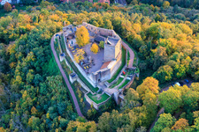 Luftbild von Burg Landeck im Herbst am Abend in Klingenmünster im Bundesland Rheinland-Pfalz, Deutschland