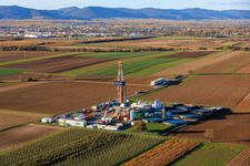 Bohrturm Rig V20 der Vercana GmbH zur Tiefengeothermie- und Lithiumförderung in Insheim im Bundesland Rheinland-Pfalz, Deutschland