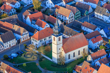 Evangelische Kirche und Kirchpark in Freisbach im Bundesland Rheinland-Pfalz, Deutschland