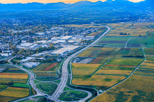 Verlauf der B10 zwischen Landau und Godramstein am Abend in Landau in der Pfalz im Bundesland Rheinland-Pfalz, Deutschland