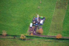 Erdölförderanlage im Ortsteil Queichheim in Landau in der Pfalz im Bundesland Rheinland-Pfalz, Deutschland