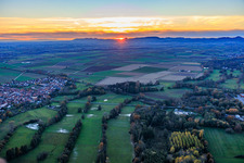 Wiesen im Rohrbachtal bei Sonnenuntergang in Steinweiler im Bundesland Rheinland-Pfalz, Deutschland