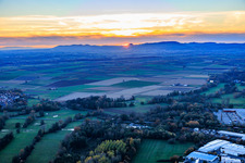 Luftbild von Wiesen im Rohrbachtal bei Sonnenuntergang in Steinweiler im Bundesland Rheinland-Pfalz, Deutschland