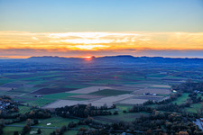Luftaufnahme von Wiesen im Rohrbachtal bei Sonnenuntergang in Steinweiler im Bundesland Rheinland-Pfalz, Deutschland