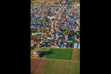 Luftbild von Hauptstraße von Süden in Offenbach an der Queich im Bundesland Rheinland-Pfalz, Deutschland