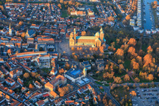 Dom zu Speyer im Herbst bei Abendlicht im Bundesland Rheinland-Pfalz, Deutschland