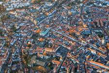 Speyerer Altstadt mit Gilgenstraße Altpörtel und Maximilianstraße am Abend im Bundesland Rheinland-Pfalz, Deutschland