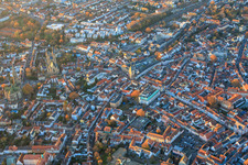 Luftbild von Speyerer Altstadt mit Gilgenstraße Altpörtel und Maximilianstraße am Abend im Bundesland Rheinland-Pfalz, Deutschland