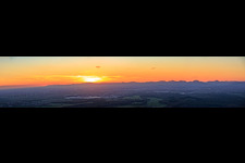 Haardtrand des Pfälzerwalds von Weissenburg bis Landau im Abendlicht im Ortsteil Oberhofen in Pleisweiler-Oberhofen im Bundesland Rheinland-Pfalz, Deutschland