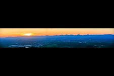 Haardtrand des Pfälzerwalds von Schweigen bis Albersweiler im Abendlicht im Ortsteil Gleiszellen in Gleiszellen-Gleishorbach im Bundesland Rheinland-Pfalz, Deutschland