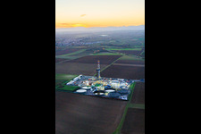 Luftbild von Tiefenbohrplatz V20 von Vulcan Energy im Abendlicht am Schleidberg zur Förderung von Geothermie und Lithium in Insheim im Bundesland Rheinland-Pfalz, Deutschland