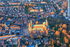 Schrägluftbild von Dom zu Speyer im Herbst bei Abendlicht im Bundesland Rheinland-Pfalz, Deutschland