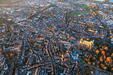 Schrägluftbild von Speyerer Altstadt mit Maximilianstraße am Abend im Bundesland Rheinland-Pfalz, Deutschland