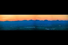 Haardtrand des Pfälzerwalds von Klingenmünster bis Albersweiler im Abendlicht in Ilbesheim bei Landau im Bundesland Rheinland-Pfalz, Deutschland