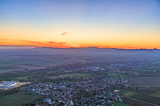 Haupstraße am Abend in Rohrbach im Bundesland Rheinland-Pfalz, Deutschland