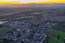 Luftbild von Bahnhofstraße am Abend in Rohrbach im Bundesland Rheinland-Pfalz, Deutschland