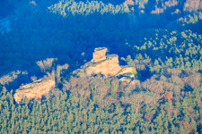 Burgruine Drachenfels im Abendlicht in Busenberg im Bundesland Rheinland-Pfalz, Deutschland