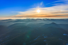 Blick zum Schwarzwald über die Rheinebene in Wolken in Erlenbach bei Dahn im Bundesland Rheinland-Pfalz, Deutschland