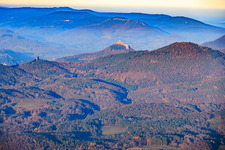 Rehbergturm und Burg Trifels in Annweiler am Trifels im Bundesland Rheinland-Pfalz, Deutschland