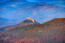 Burg Trifels im Hintergrund Burgruine Neuscharfeneck in Annweiler am Trifels im Bundesland Rheinland-Pfalz, Deutschland