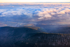 Ortsansicht von Westen zwschen Wolken und Bergen im Ortsteil Gleiszellen in Gleiszellen-Gleishorbach im Bundesland Rheinland-Pfalz, Deutschland